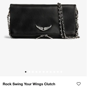 Zadig väska  - Zadig väska fick i present förra året knappt använd och inga defekter alls helt ny skick, har två berlocker i olika färger röd och grön som man kan ta av och sätta på alltså två vingar i olika färger till, allt tillkommer pris kan diskuteras 