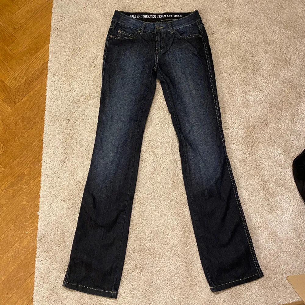 Ett par jätte fina lågmidjade jeans från vila som tyvärr är för små. Pris kan diskuteras. Midja: 34cm, Innerbenslängd: 80cm, ytterbenslängd: 102cm, lår mått: 21cm, Grenhöjd: 22cm. Jeans & Byxor.