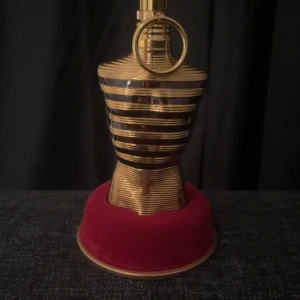 Jean Paul Gaultier Le Malé elixir - Hej, säljer min Jean Paul Gaultier Le Malé elixir då jag inte använder den. Det är 30/75ml kvar i flaskan. Det är en perfekt parfym för det kallare vädret. Ny pris 1045kr