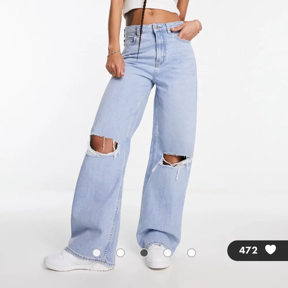 säljer ett par likadana jeans fast i svart, ingen bild på dom då den är slutsålda🩷säljer då den är för långa för mig. Jeans & Byxor.