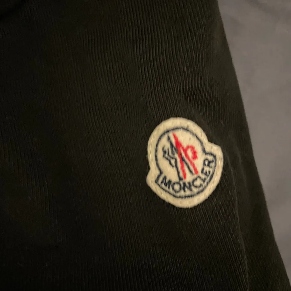 Moncler fullzip. Riktigt trendig med feta detaljer. Den har en liten söm som har gått upp på höger ficka men inget man märker. Priset är ej hugget i sten!!!. Tröjor & Koftor.