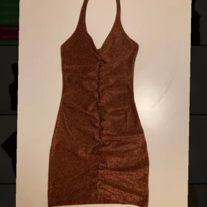 Jättefin glittrig klänning  - Fin glitter klänning från divided H&M, använd endast en gång så i fint skick. Den sitter till ovanför knäna och är rygglös. 
