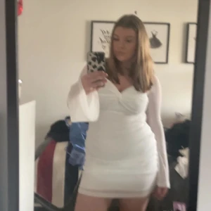 En studentklänning - Säljer en vit studentklänning. Använd en gång. Inga fläckar🩷