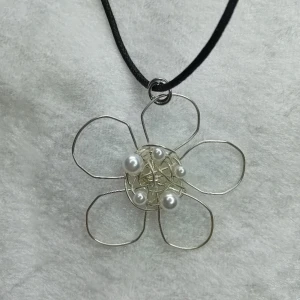 Handgjort halsband  - Handgjort halsband i ståltråd med vita pärlor med justerbar längd 