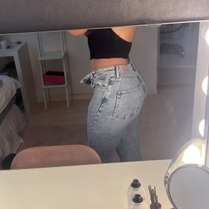 Blåa jeans  - Skitsnygga jeans , slits på innerbenet💕