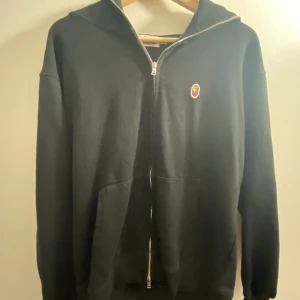 Full zipup Bape hoddie  - Tänker nu sälja min bape hoodie då den inte passar min stil, den är använd ett fåtal gånger så den är i helt ny skick, frågor och extra bilder tas i DM. 