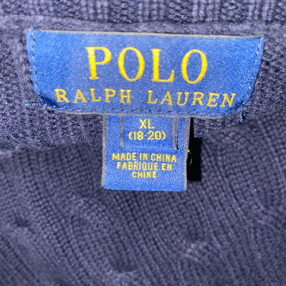 Storlek XL-18•20)  Säljs pga att den blivit för liten, tröjan är nästan i nytt skick och har inga synliga fel. Tröjor & Koftor.