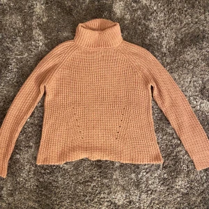 Stickad tröja  - Superskön rosa stickad tröja (ljuset påverka fägen lite, mer rosa i verkligheten. Inte alls åt de bruna hållet som de kan se ut som på bilden, kan be om fler blider för bättre färguppfattning)  Fint skick, storlek S 