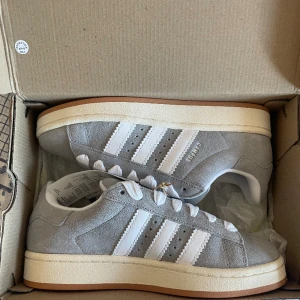 Campus 00s Grey - Säljer ett par helt oanvända och nya campus 00s, då storleken inte passa mig. Dom är väldigt snygga och som sagt i helt nytt skick. Gråa skosnören kommer med också. Pris kan diskuteras.