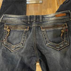 Skit snygga lågmidjade Replay jeans, jätte fina detaljer. Säljer dom för att dom tyvärr är för små för mig så kan inte visa dom på. Storleken är 29/32 och midjemått tvärs över är 45, men skriv om ni vill ha fler bilder🥰 