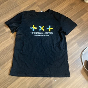 Txt T-shirt  - Köpt i Hamburg för ungefär 200kr. Änvänd några gånger. Skriv till mig och tryck inte på köp nu!!! Pris kan diskuteras. Endast Swish.