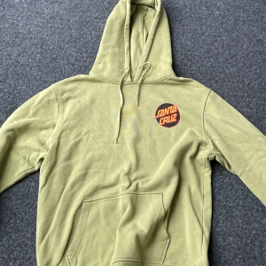 Santa Cruz hoddie  - Välanvänt skick, köparen står för frakt och kan samfrakta 😌
