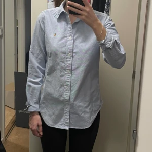 Skjorta från Ralph Lauren  - Jättefin skjorta från Ralph Lauren. Använd enbart ett fåtal gånger så ser ut som ny. Passar xs-s. Säljes pga är lite för liten för mig 