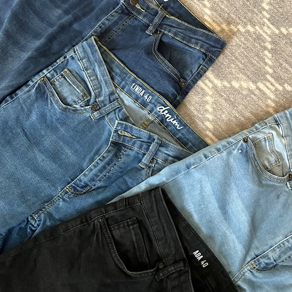 4 stycken skinny jeans i stretchigt material. Bra skick, bra pris. Paket pris= 180 kr för alla 4 jeansen. Styck pris= 50 kr 😊❤️❤️. Jeans & Byxor.