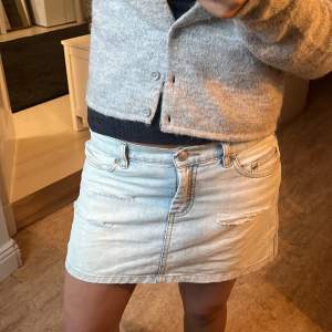 Super snygg ljus blå jeans kjol med hål 💖