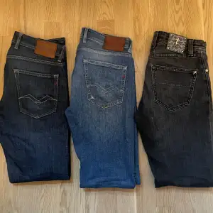 Tja säljer nu 3 olika par märkes jeans. Ett par exklusiva Tramrossa jeans i strlk - 32 Ett par mörkblå Replay jeans i modellen grover som är strlk - 31  Och ett par ljusare Replay jeans i modellen grover som är strlk - 32 (Skriv för mer bilder) 