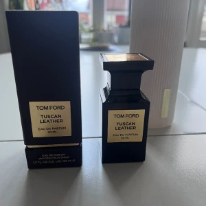 Tomford Tuscan Leather - Fick som present men knappt aldrigt använde då lukten inte passar min preferens av lukt på perfym  50ml Köpt på nk för: 2500kr