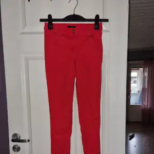 Röda fina jeans från H&M,  sparsamt använda. 