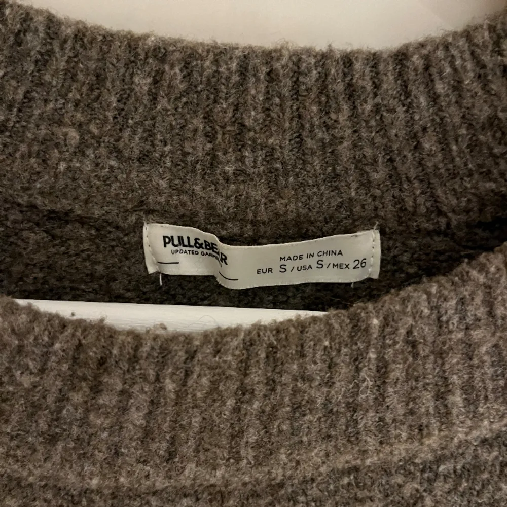 Fin och superskönt stickad tröja från pull&bear. 😇 Använd ett fåtal gånger så den är i mycket fint skick, säljer då den inte kommer till användning . Stickat.