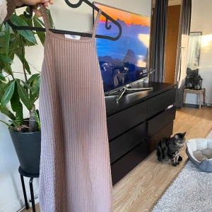 Klänning  - Lång klänning från Rebecca Stella, aldrig använd 