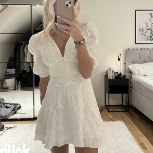 Adoore Sicily studentklänning🌟 - Perfekt studentklänning från Adoore. Storlek 38 men passar 36 då de är lite små i storleken. Helt ny med lappar kvar! Säljer även en kompis likadan i strlk 36 i samma skick. Helt slutsåld på hemsidan, köp direkt för 1800. Skriv för egna bilder💗