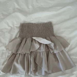 Volangkjol, beige - Volangkjol från Neo Noir. Inte jätteanvänd och inga defekter. Nypris 450kr💗