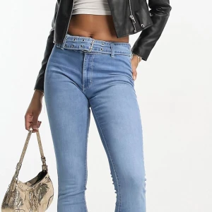 Jeans med skärp - Säljer dessa oanvända jeans, lågmidjade. Fler blir kan skickas vid intresse