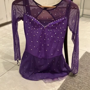 Klänning  - En snygg konståkningsklänning(kan absolut användas som vanlig klänning). Säljer pga att jag har slutat på konståkning ⛸️. Skriv privat för fler bilder 