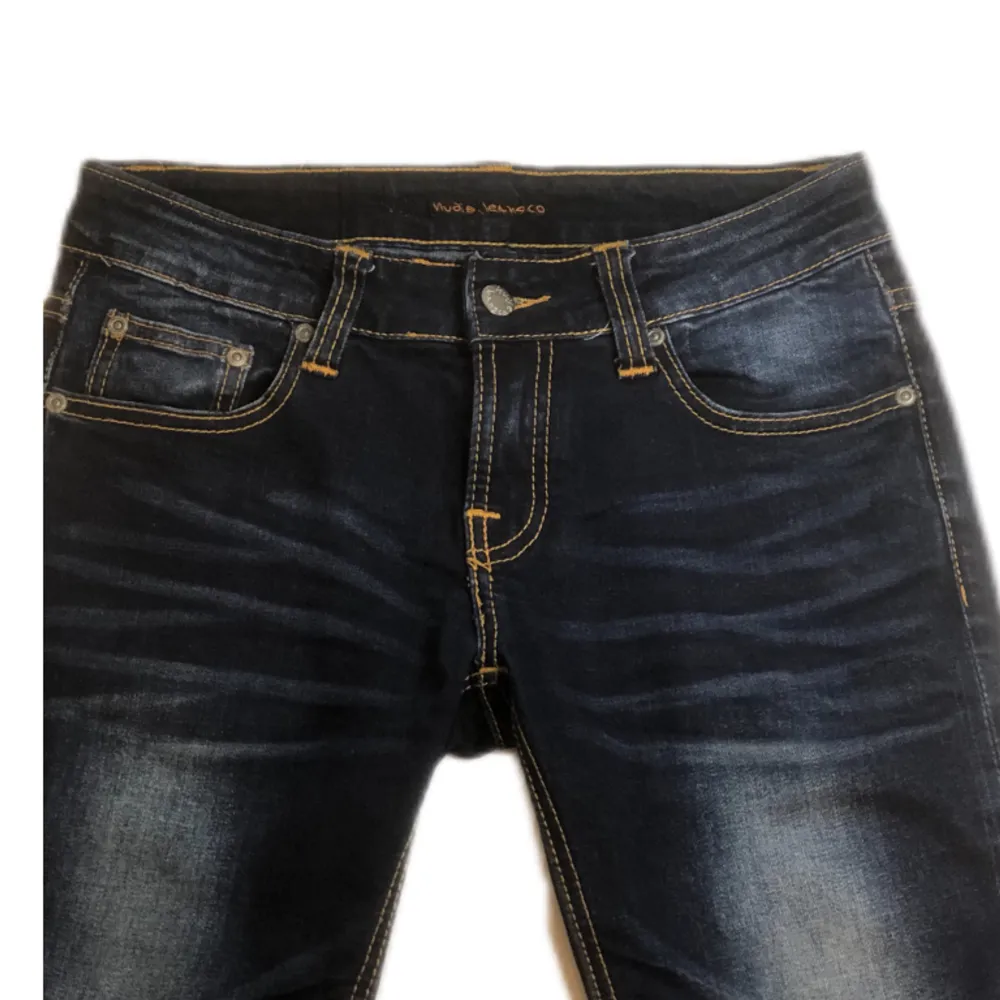 Nudie jeans | Storlek W27 L33 | Skick 9/10 | Nypris, Runt 1500kr | Vårt pris, 399kr | Färg, Blå med vita detaljer | Pris kan diskuteras | Hör av er vid frågor eller intresse😁. Jeans & Byxor.