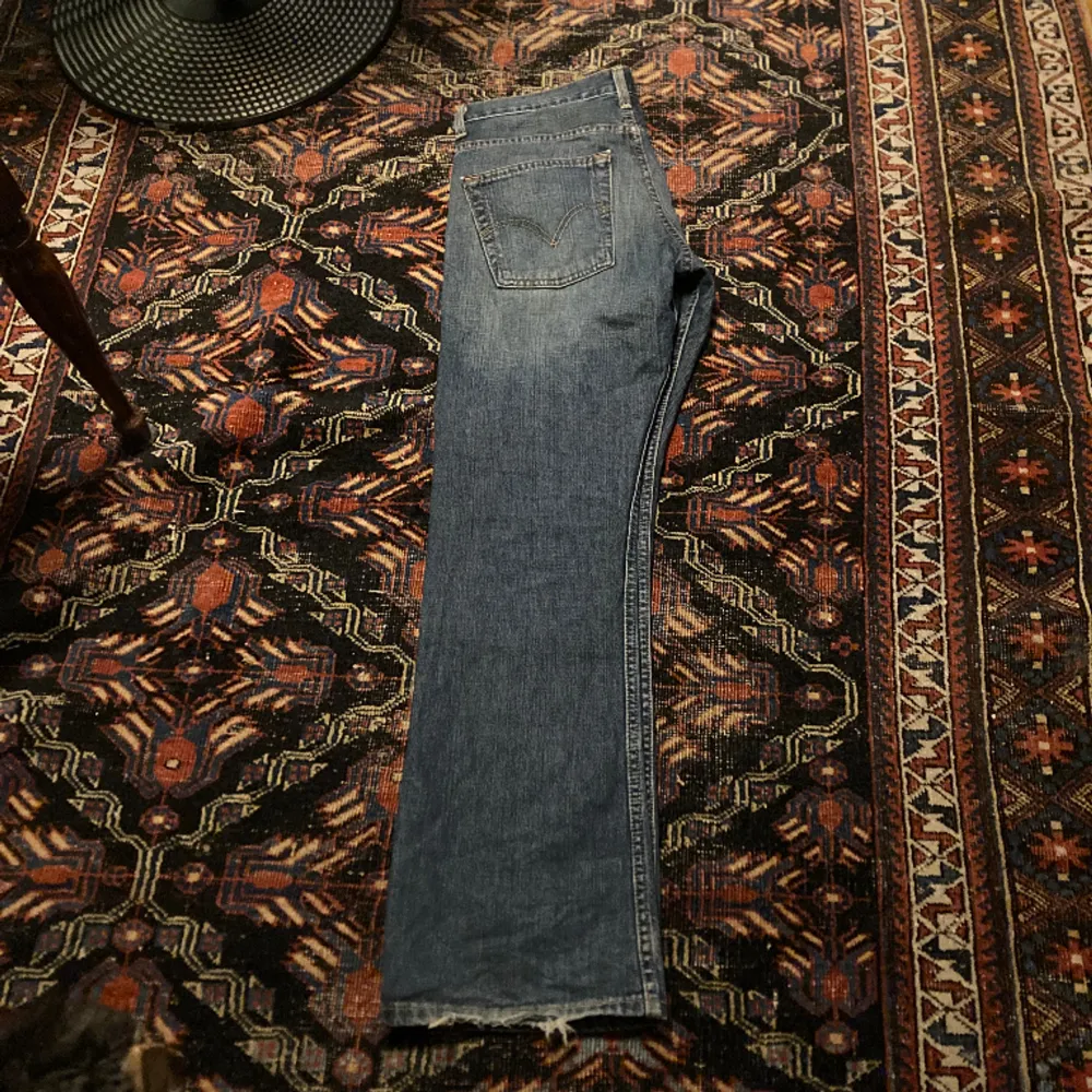 Vintage Levi’s jeans med light bootcut modellen 507. Vid benöppning som går snyggt över skorna. Skriv för frågor mm. Jeans & Byxor.