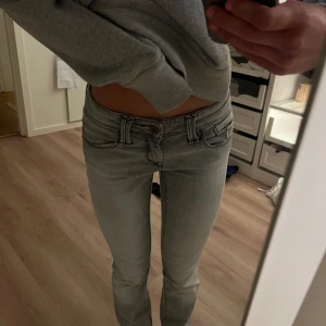 Jeans lågmidjade grå - Hej! Jeans i fint skick. Stl 26/32. Som xs eller s