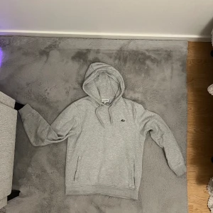 Lacoste hoodie - Säljer även min grå lacoste hoodie för att den blivit lite för liten. Denna är i storlek M och passar M och S. Denna är lite mer sliten än den andra därför säljer jag den biligare. Köp båda och de kostar 1000 kr
