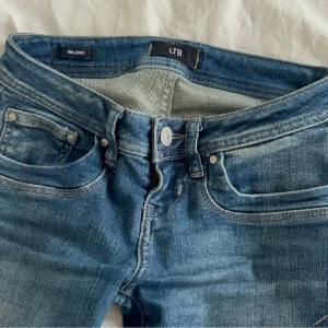 Ltb valerie jeans - Säljer ett par ltb valerie jeans i mörkblått eftersom dom inte passade mig (pris går att diskuteras)