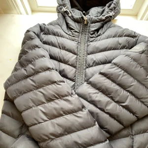 Jacka - En fin höst och vår jacka i storlek M, jackan har ett lite hål i ena fickan som syns på bild tre. Pris går att diskutera vid snabb affär!