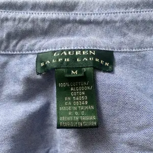 En ny r Ralph Lauren skjorta är storlek m i barn så typ xxs/164