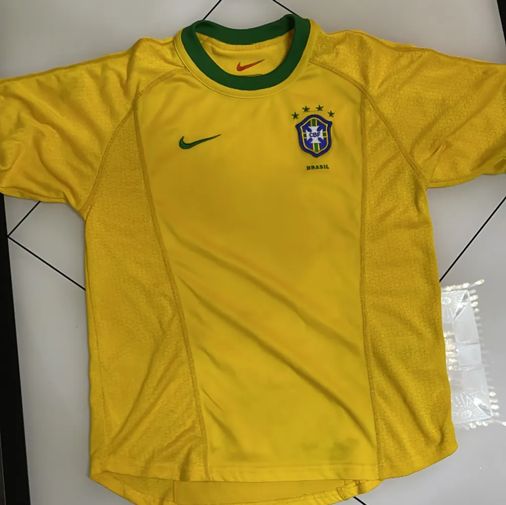 Hej säljer en Brasilien tröja då den är för liten för mig mer frågor så kan ni skriva till mig😃. T-shirts.