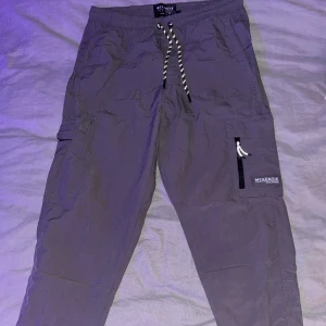 Mckenzie byxor - Inprencip oanvända. Användt dem 5 gånger cirka. Näst intill oanvändt skick. Storlek Xl men skulle säga att de passar perfekt L då jag själv har den storleken. 