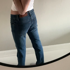 Lågmidjade jeans - Super snygga lågmidjade jeans i modellen straight/bootcut från Tiger of sweden🩵