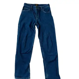 Ett par lee jeans i modellen ”JANE”  lite använda och har lite slitningar längs ner bak på benen, men de är ingenting man märker av när man har på sig de⭐️ skriv privat ifall fler bilder önskas!
