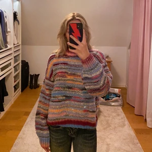 Stickad tröja - Söt färgglad oversize stickad tröja från bibok i storlek xs som är superfin till en kjol i sommar!