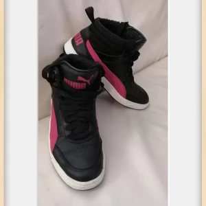 Fodrad Puma Sneakers 36 - Jätte fina fodrade! Storlek 36 Jätte fint skick! Fler bilder kan fås vid intresse! 