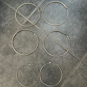 Örhängen  - Örhängen, tre olika ”modeller”. 🤍 15kr styck eller 25kr för alla. 🤍