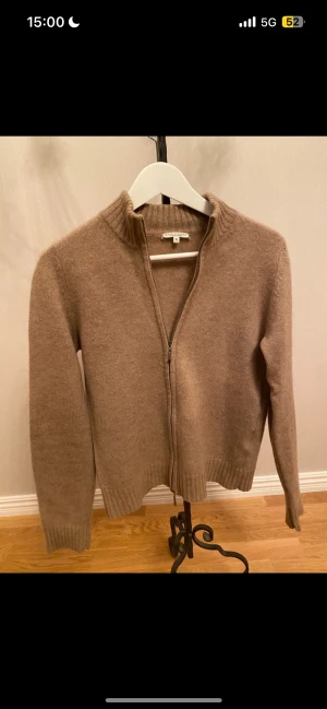 Max Tonso Kashmir kofta - Skick 7,5/10, små små defekter vid ärmarma och vid slutändan av zippen. Men annars väldigt fint, funkar prima. Storlek M men passar Xs, då den är lite krympt. men passar mig som är 172 och väger 70 kilo. endast 899.