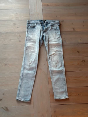 Replay slim fit – ljusblå jeans❄️👖 - Replay anbass jeans, ljusblåtvött i strl 31/34. Bra komfort och grym passform - passar bra till stickad tröjor och fleece hoodies. 🙌 Mjuk och följsam denim 🩵 Ljus, fräsch tvätt ✅Mycket bra skick