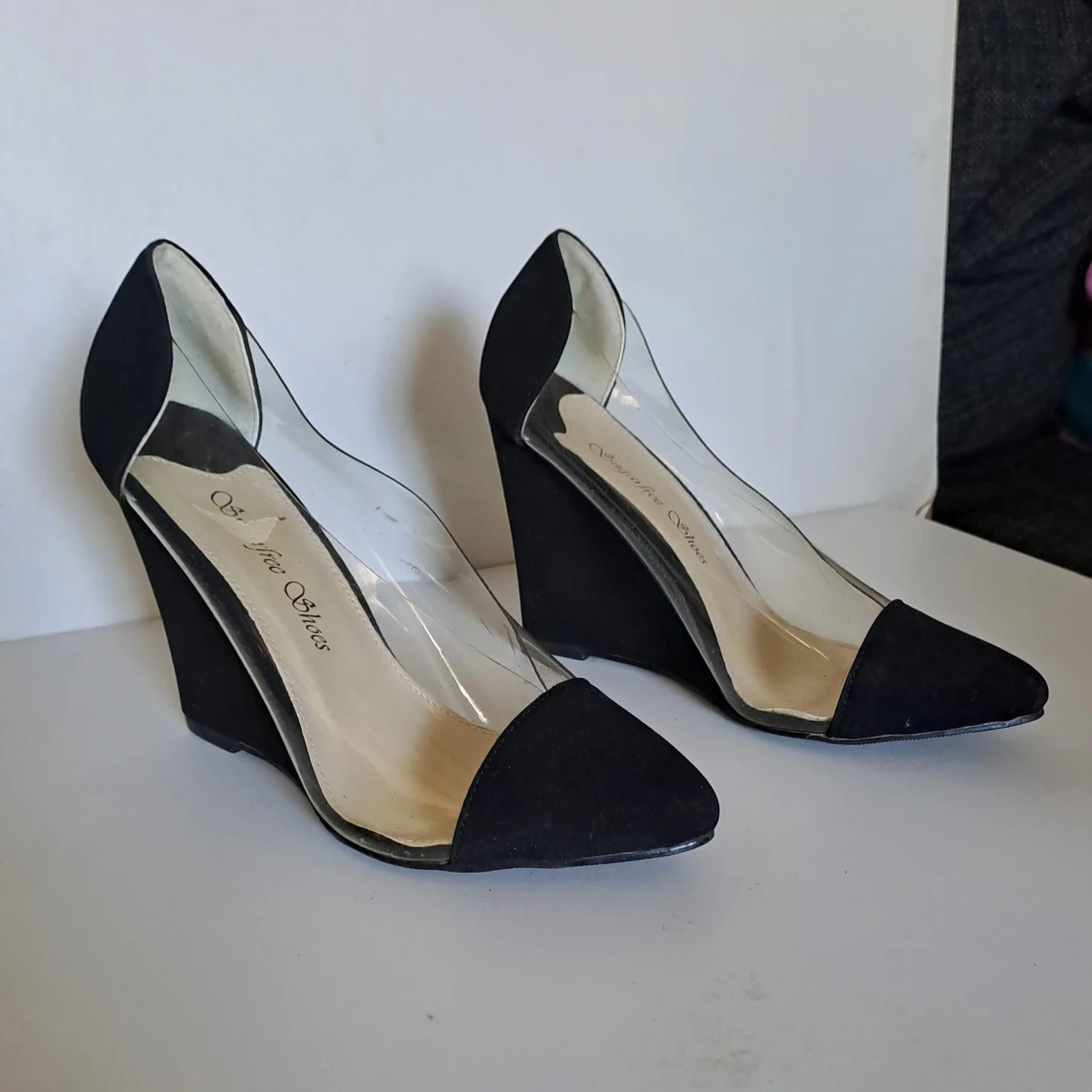 Svarta transparenta wedges med spetsig tå - 1