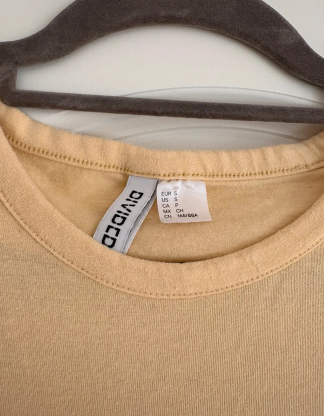 Beige croppad topp från DIVIDED - 1