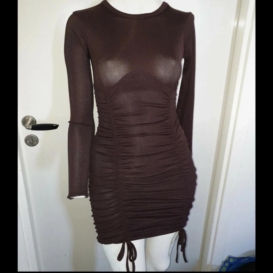 Brun ribbad omlottklänning med snörning - 2