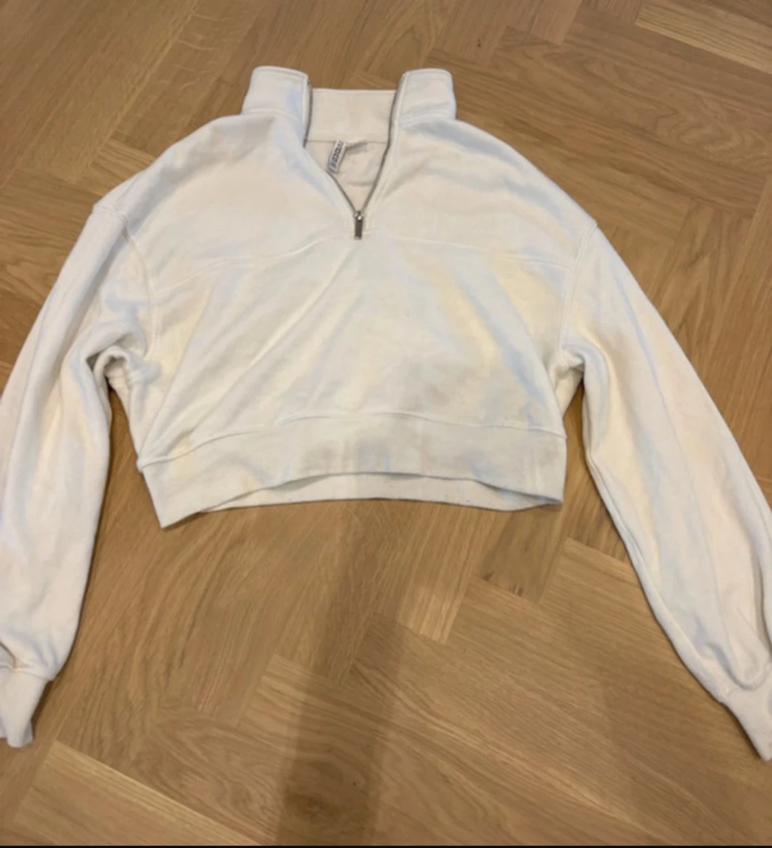 Vit croppad half zip från H&M Divided