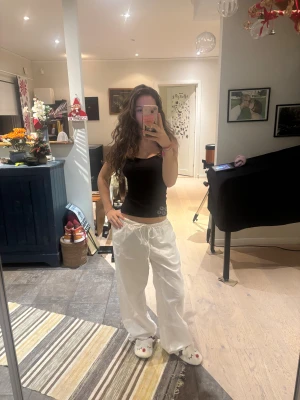 Vita linnebyxor med snörning - Säljer ett par vita linnebyxor med baggy fit och snörning i midjan. Den har fickor där fram och sitter fint lågmidjade.