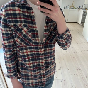 Ralph Lauren skjorta - Flanell skjorta ifrån Ralph Laurens märke denim & Supply, storlek M och jag är 180, den är lite stor för mig, labeln är permanent smutsig, skriv vid frågor!
